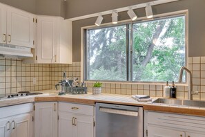 Jääkaappi, mikroaaltouuni, uuni, liesi