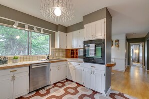 Fridge, microwave, oven, stovetop - No. 1 Rosetree Suites - 3 Beds - Perfect Family Location in Calgary (Calgary)