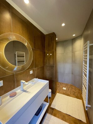 Dusche, Haartrockner, Handtücher, Seife