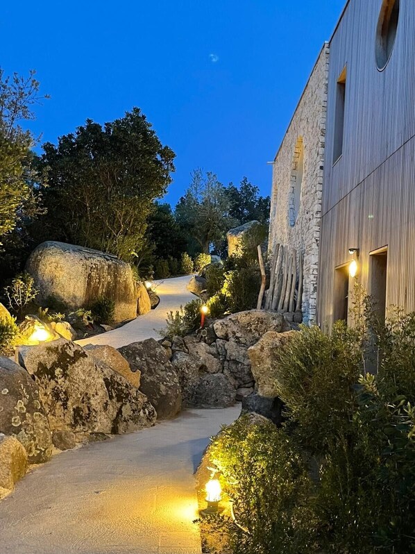 Property grounds - Luxury and serenity in this villa near the sea between St Cyprien and Pinarello (Lecci)