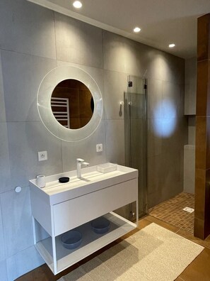 Dusche, Haartrockner, Handtücher, Seife