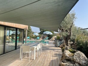 Outdoor dining - Luxury and serenity in this villa near the sea between St Cyprien and Pinarello (Lecci)