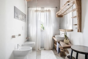 Dusche, Haartrockner, Bidet