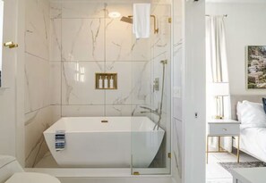 Douche, séchoir à cheveux, serviettes fournies, savon