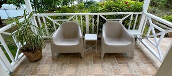 Charming cottage with WiFi and AC in beautiful Reading with pool and Ocean view.