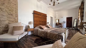 5 bedrooms, iron/ironing board, travel cot, free WiFi