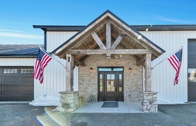 Spacious 4+bedroom with Full Bar/Party Room 20 Minutes from Lambeau Feild