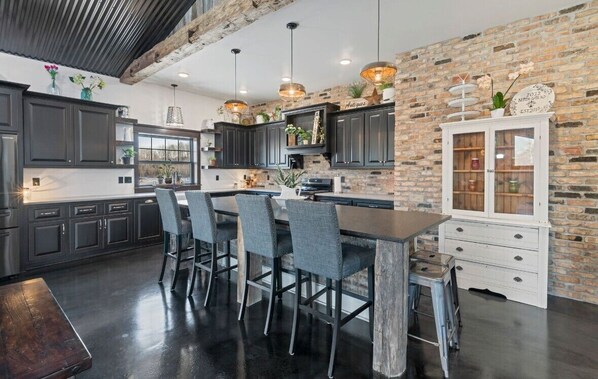 Private kitchen - Spacious 4+bedroom with Full Bar/Party Room 20 Minutes from Lambeau Feild (Little Suamico)