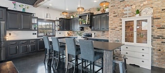 Spacious 4+bedroom with Full Bar/Party Room 20 Minutes from Lambeau Feild