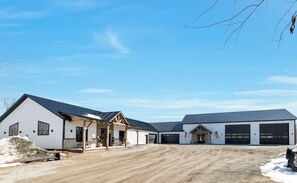 Exterior - Spacious 4+bedroom with Full Bar/Party Room 20 Minutes from Lambeau Feild (Little Suamico)