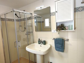 Sèche-cheveux, bidet, serviettes fournies, savon