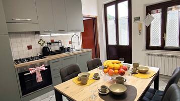 Frigorifero, microonde, forno, piano cottura