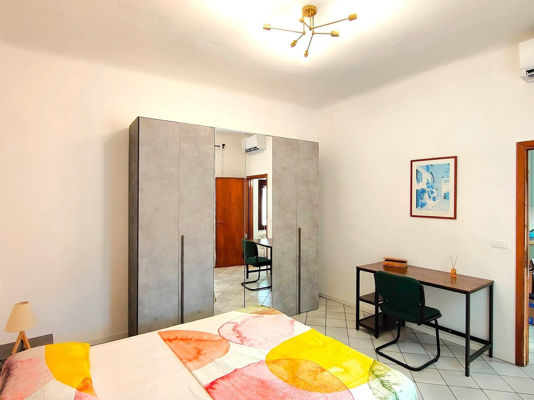 1 Schlafzimmer, Schreibtisch, Bügeleisen/Bügelbrett, Reisekinderbett