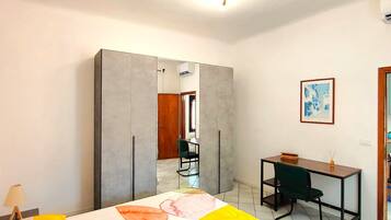 1 camera, una scrivania, ferro/asse da stiro, culla da viaggio