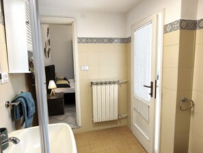 Sèche-cheveux, bidet, serviettes fournies, savon