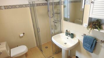 Haartrockner, Bidet, Handtücher, Seife
