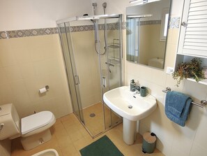Haartrockner, Bidet, HandtĂŒcher, Seife