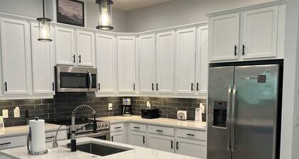 Beautiful 2-bdrm villa in Bonita Springs FL with WiFi, garage, active community