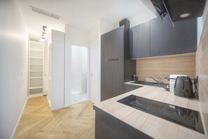 Réfrigérateur, four à micro-ondes, surface de cuisson, lave-vaisselle