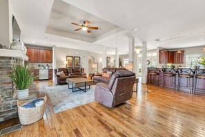Smart TV, fireplace - Sun, Fun, and Bathrooms for Everyone! 4BD Suites – One-Level – Great Location! (Branson)