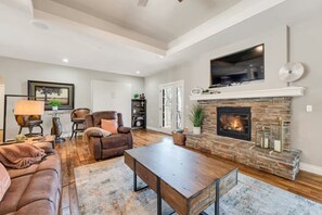 Smart TV, fireplace - Bond Over Breakfast, Not Bathroom Lines – 4BD Suites–One-Level–Great Location! (Branson)