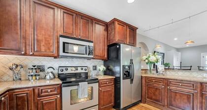Bond Over Breakfast, Not Bathroom Lines – 4BD Suites–One-Level–Great Location!