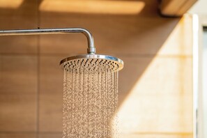 Un soffione da cui scorre acqua.