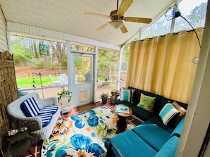 Smart TV, fireplace - Charming 3-bedroom house in Mount Pleasant, 10 minutes to beach, 15 to downtown! (Mount Pleasant)