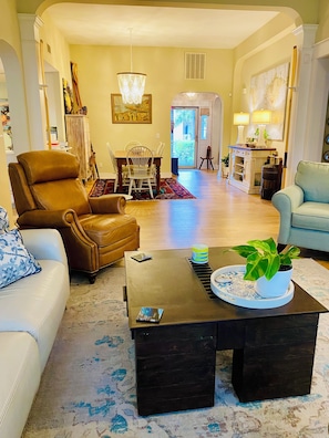 Smart TV, fireplace - Charming 3-bedroom house in Mount Pleasant, 10 minutes to beach, 15 to downtown! (Mount Pleasant)