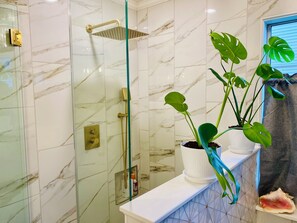 Haartrockner, Bidet, Handtücher, Toilettenpapier