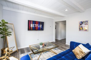 Smart TV, videogiochi, tavolo da calcetto