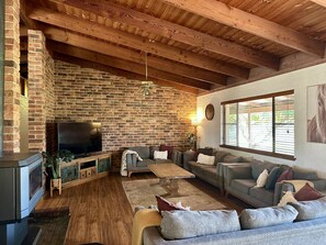 Smart TV, chimenea, videojuegos y tenis de mesa 