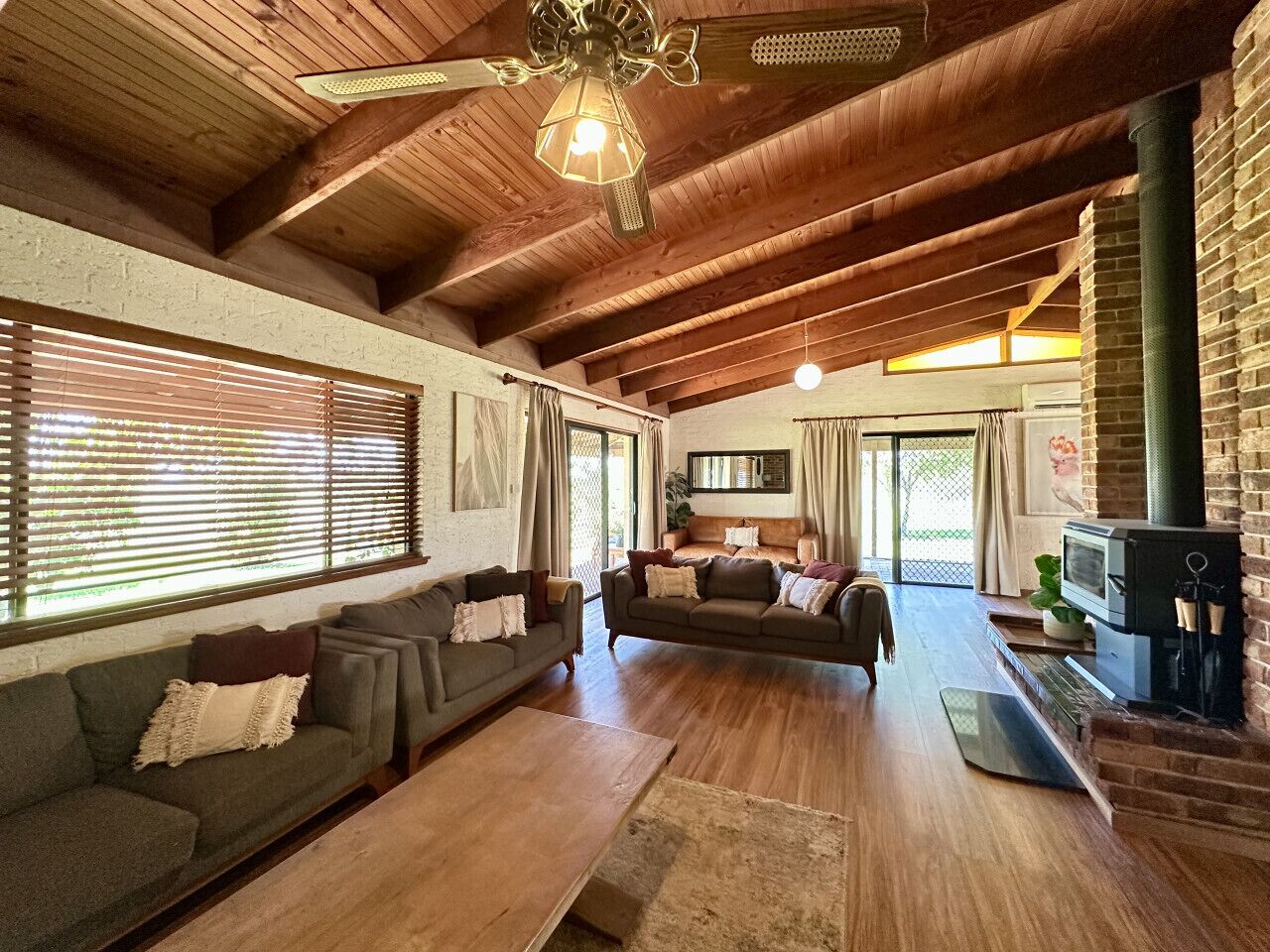 TV connectée, cheminée, jeux vidéo, table de tennis de table