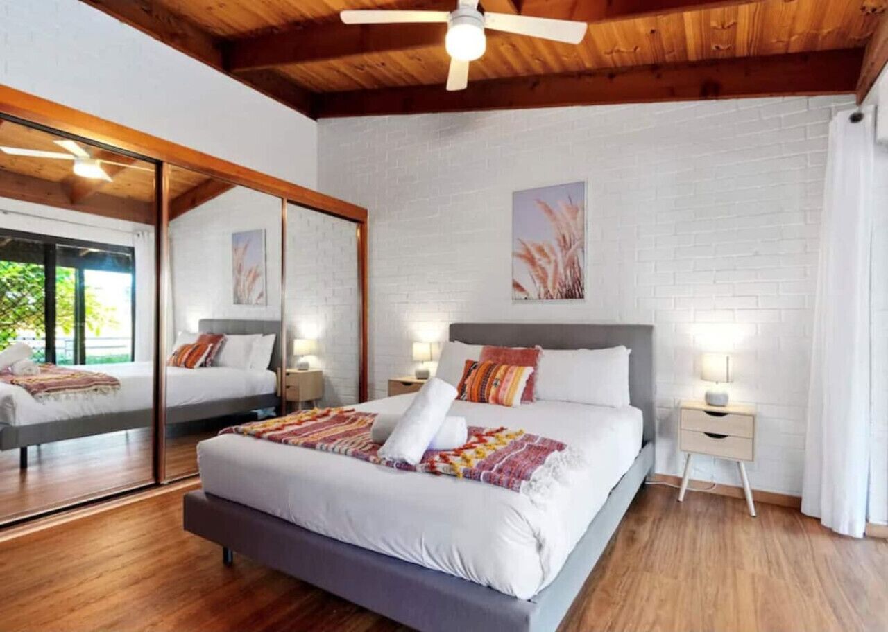 6 bedrooms, desk, iron/ironing board, travel cot