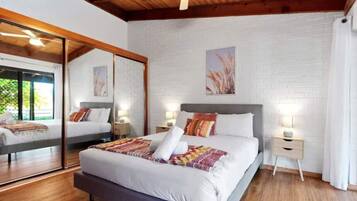 6 bedrooms, desk, iron/ironing board, travel cot