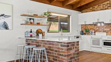 Kylskåp, mikrovågsugn, ugn och spishäll