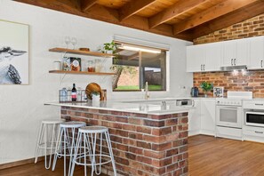 Fridge, microwave, oven, stovetop - Hunter Valley Country Vineyards 2 Homes Pets Heated PoolGames Room (Whittingham)