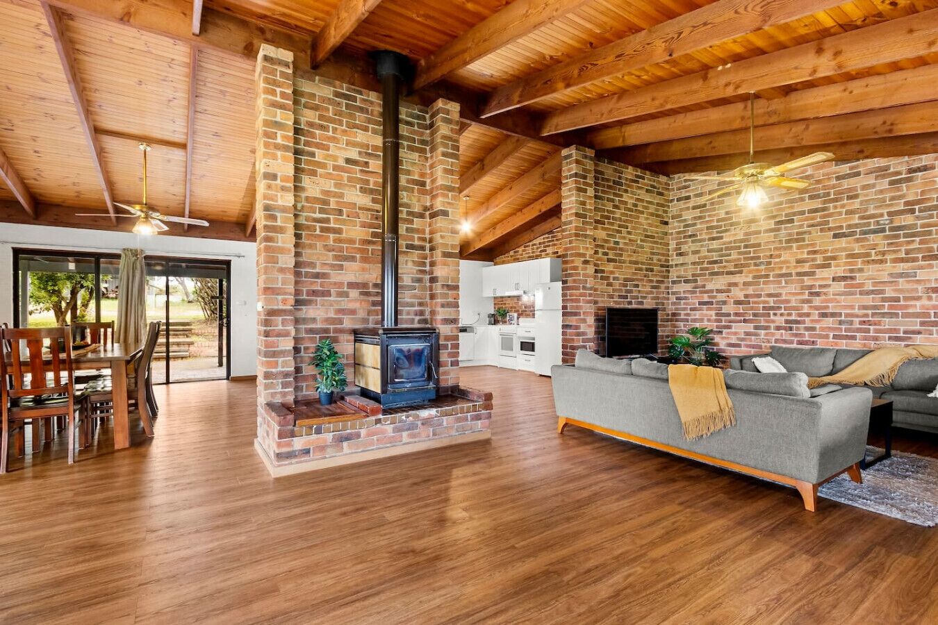 Una Smart TV, una chimenea, videojuegos, una mesa de tenis de mesa