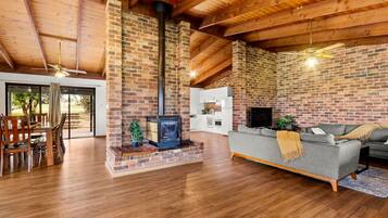 Una Smart TV, una chimenea, videojuegos, una mesa de tenis de mesa