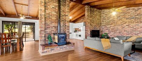 Una Smart TV, una chimenea, videojuegos, una mesa de tenis de mesa