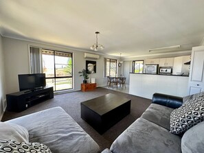 TV connectée, cheminée, jeux vidéo, table de tennis de table