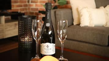 TV connectée, cheminée, jeux vidéo, table de tennis de table