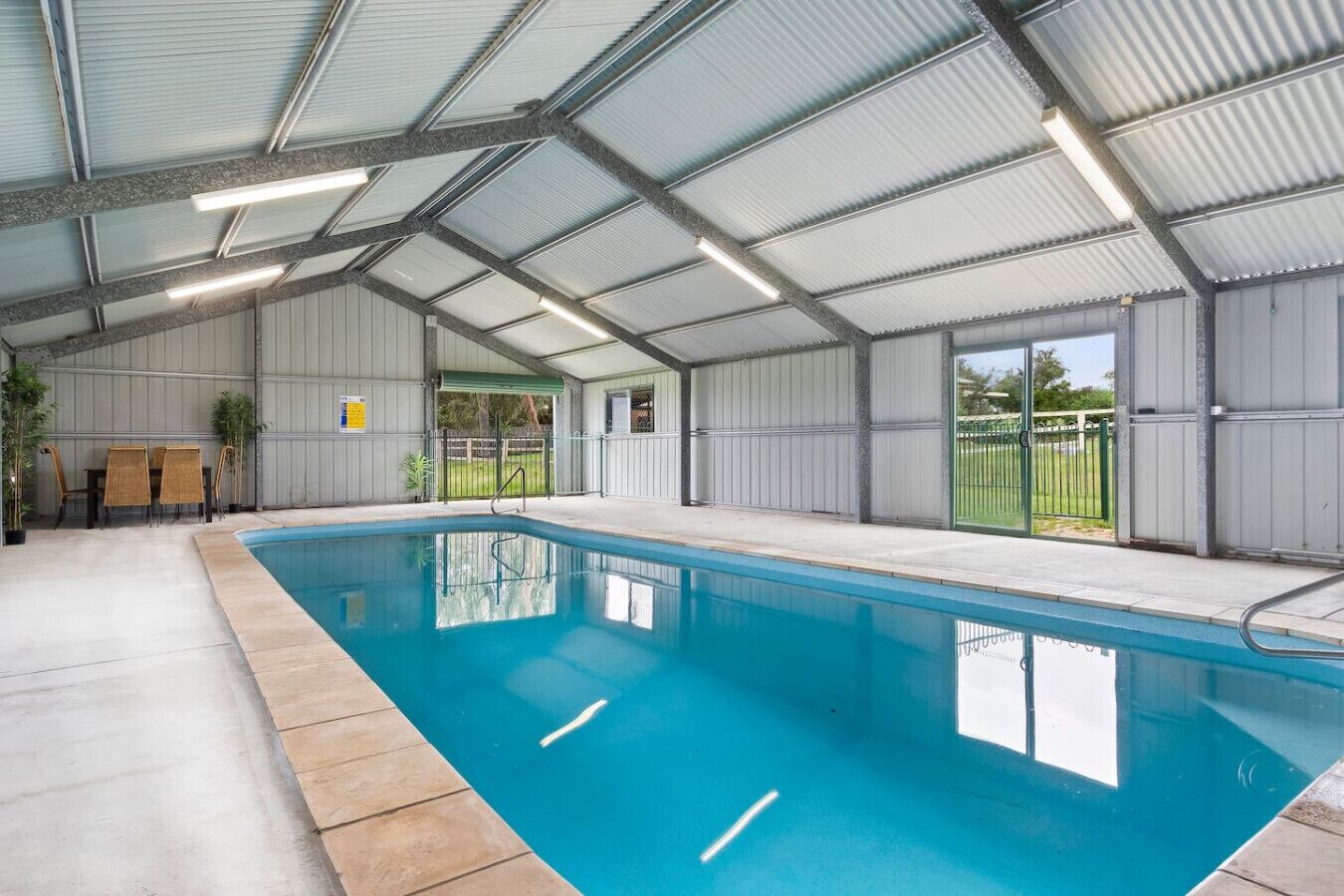 Una piscina cubierta, una piscina climatizada