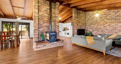 Hunter Valley Country Vineyards 2 Homes Pets Heated PoolGames Room