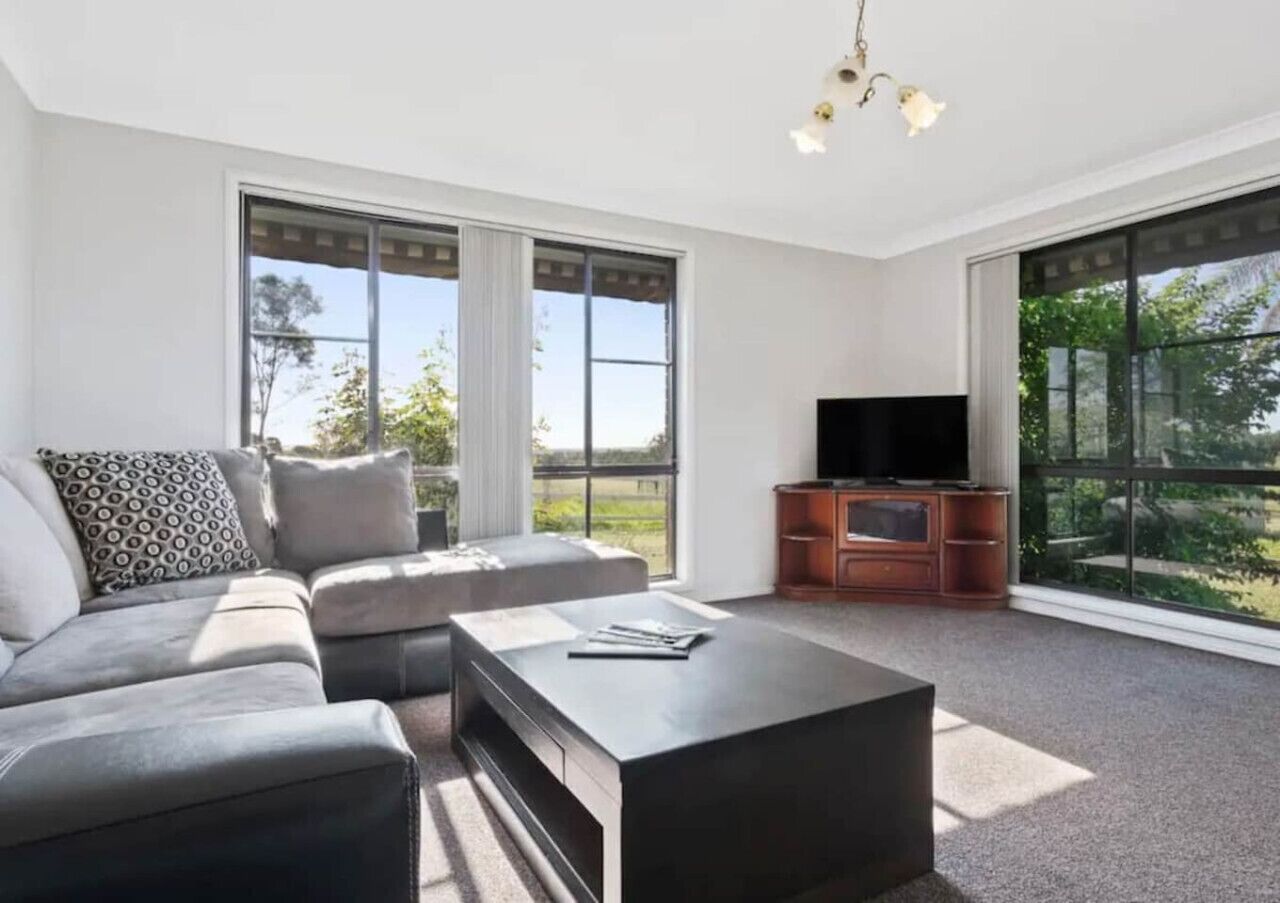 TV connectée, cheminée, jeux vidéo, table de tennis de table