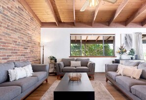 TV connectée, cheminée, jeux vidéo, table de tennis de table