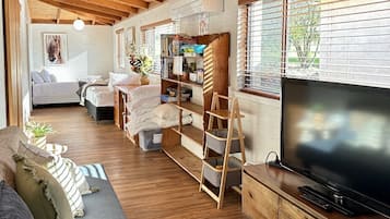 6 bedrooms, desk, iron/ironing board, travel cot