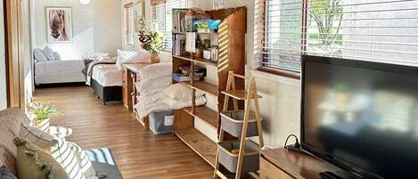 6 bedrooms, desk, iron/ironing board, travel crib