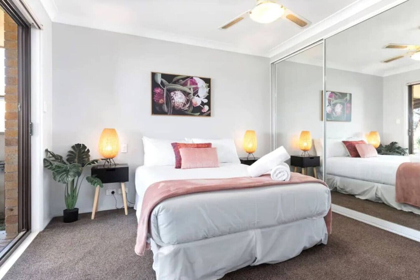 6 dormitorios, escritorio, tabla de planchar con plancha y cuna de viaje