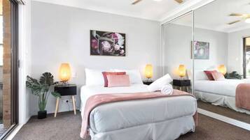 6 dormitorios, escritorio, tabla de planchar con plancha y cuna de viaje